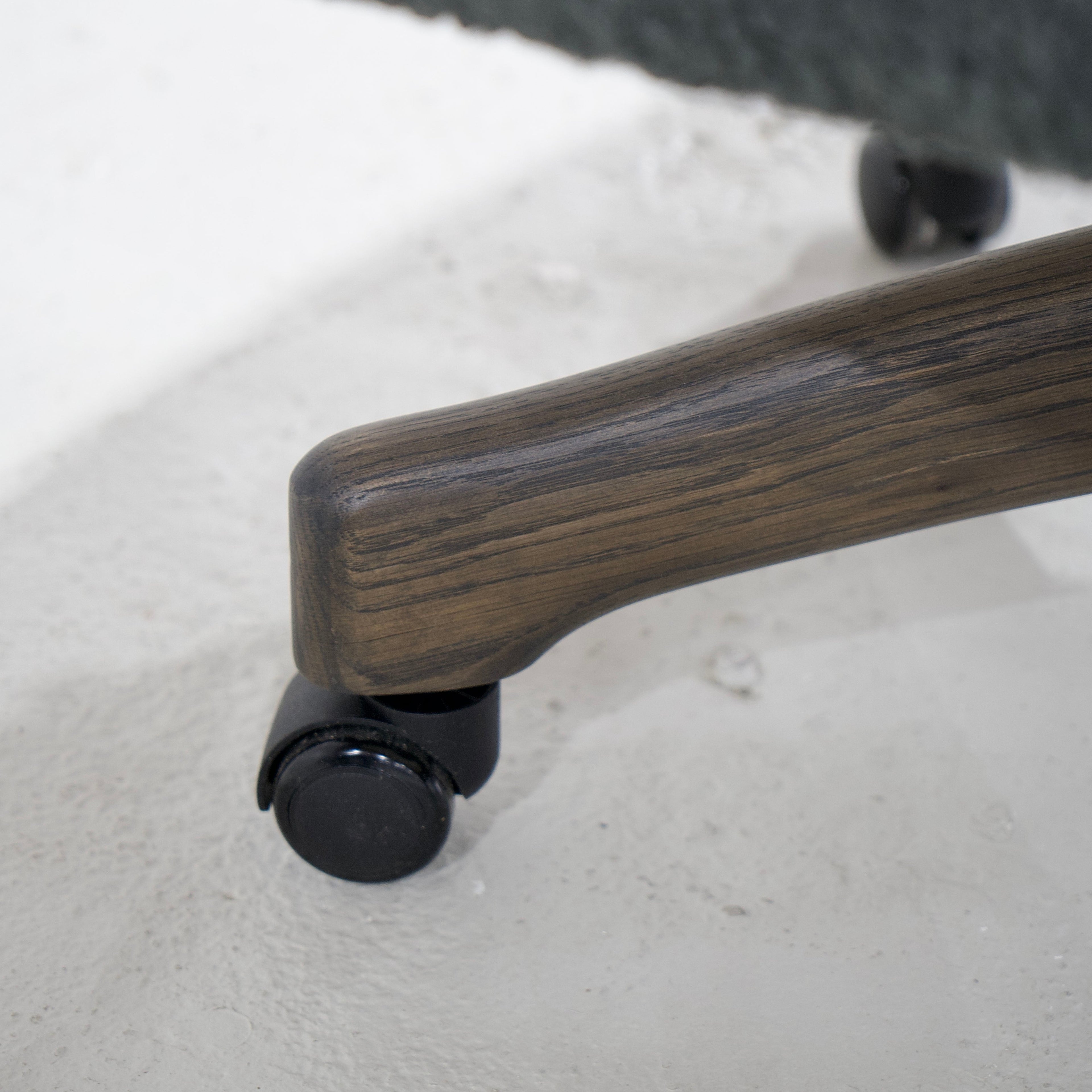 James - Chaise de bureau avec base en chêne