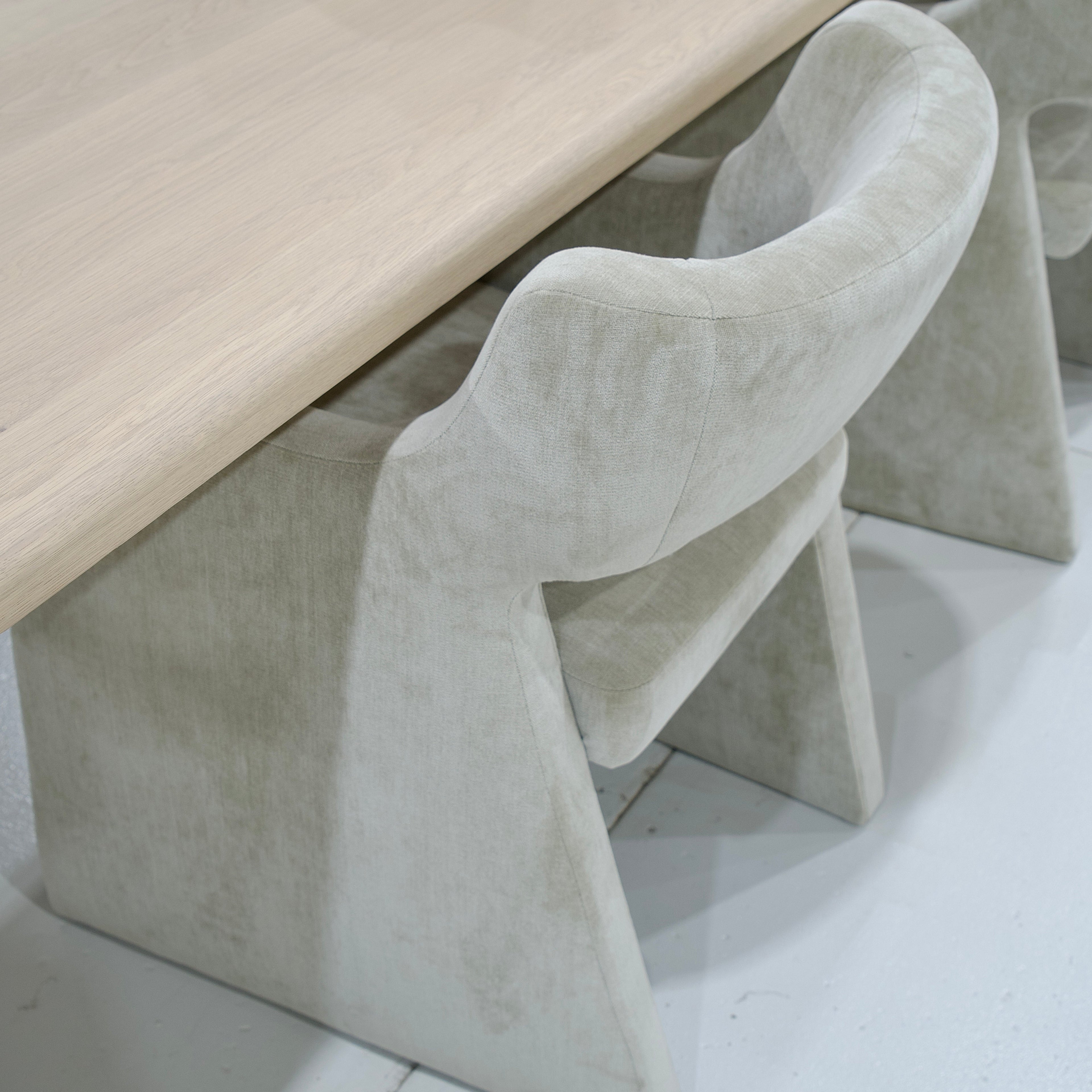 Table à manger avec affiche