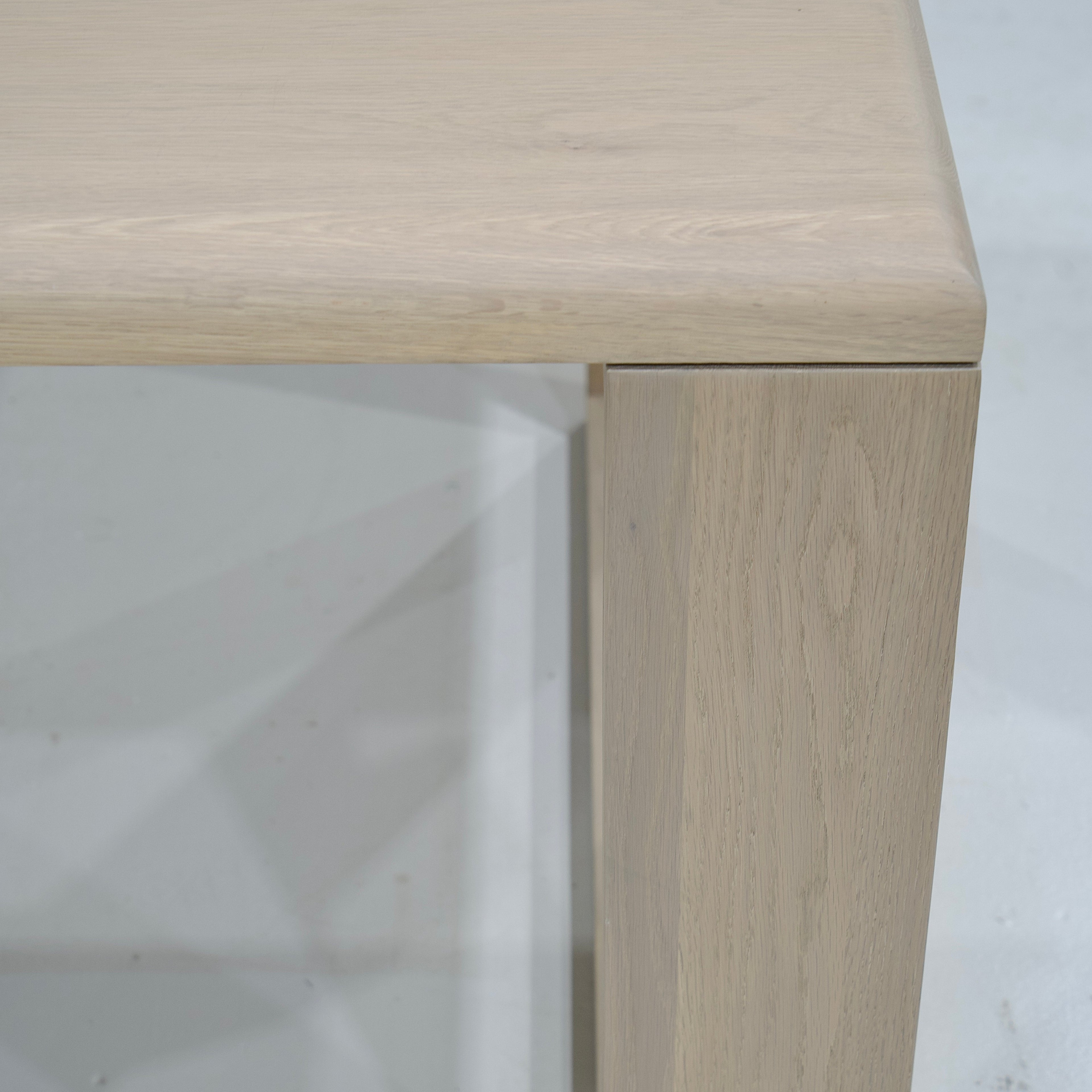 Table à manger avec affiche